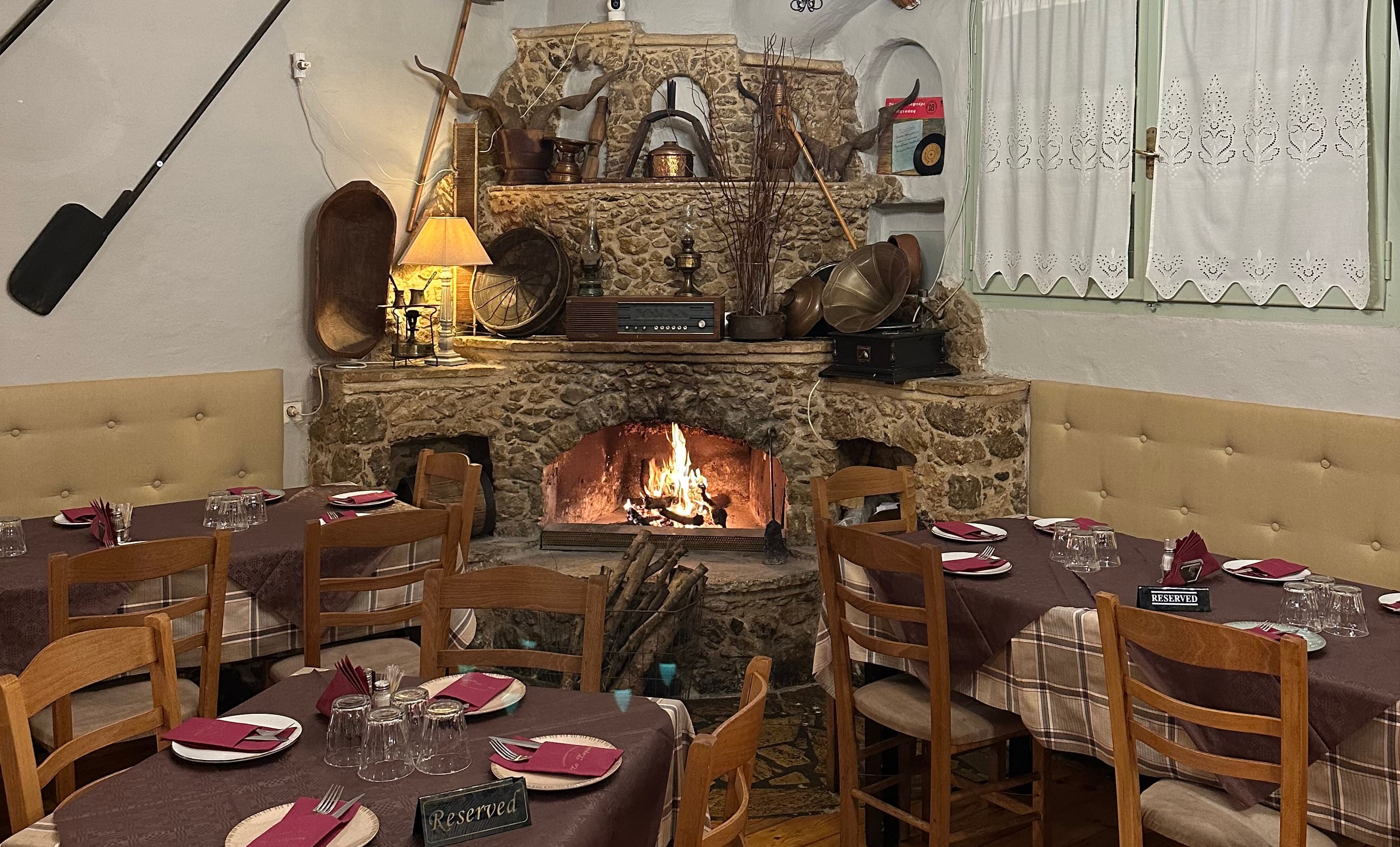 Πέτρινο τζάκι με αναμμένη φωτιά